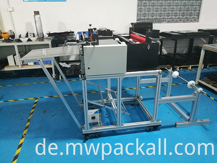 Automatische industrielle nicht gewebte Streifen Stoff Aufkleber Schneidemaschine /PVC Polyester Film Nicht gewebter Rollen zur Blechausschneidemaschine